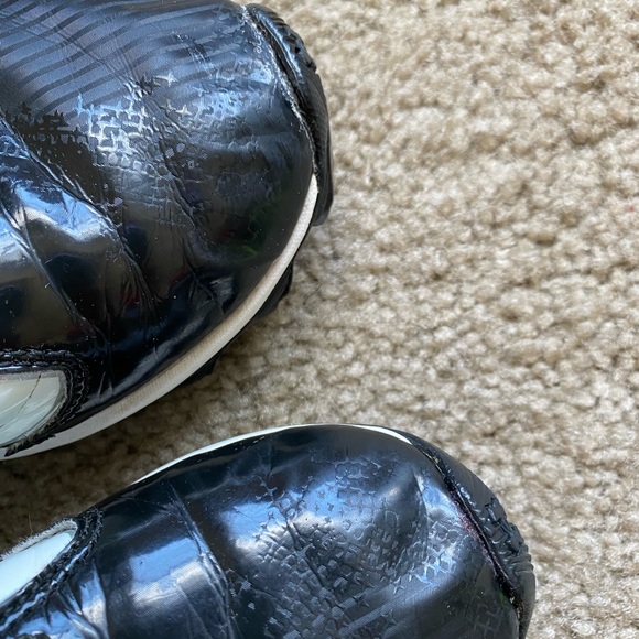 Under Armour cleats size 2Y - Picture 8 of 8